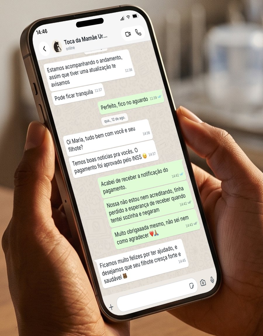 Celular na mão de uma mãe, na cozinha, com uma conversa real de atendimento aberta na tela.